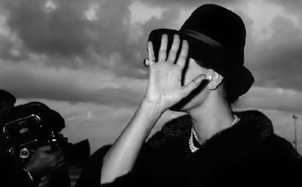 sofia loren si nasconde il volto davanti ai paparazzi