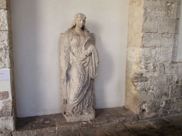 statua di santa caterina d'alessandria