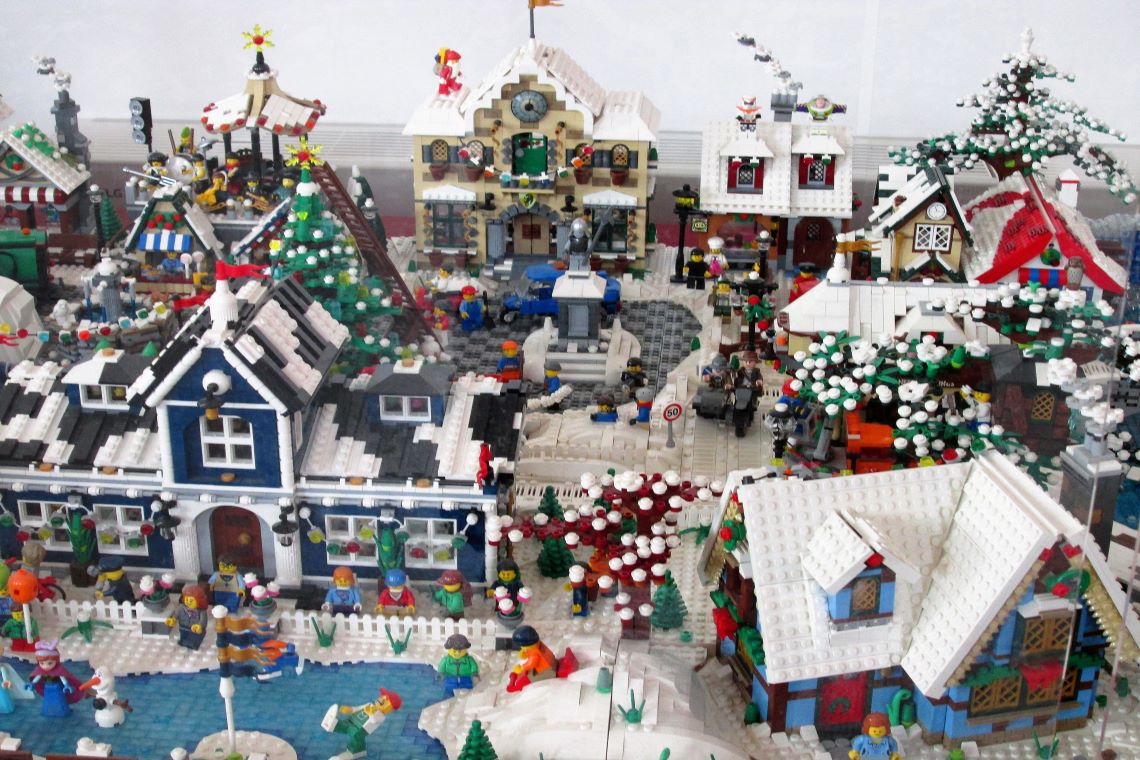 il villaggio invernale realizzato con i lego esposto nella mostra di bari